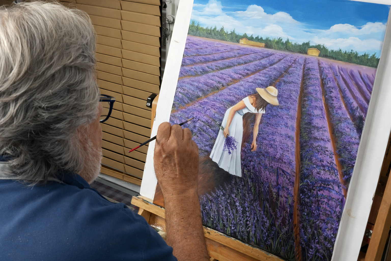 Artista dando una entrevista sobre arte abstracto