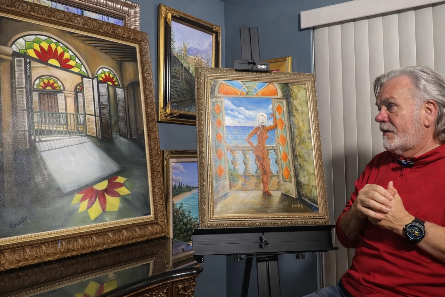 Artista dando una entrevista sobre arte abstracto