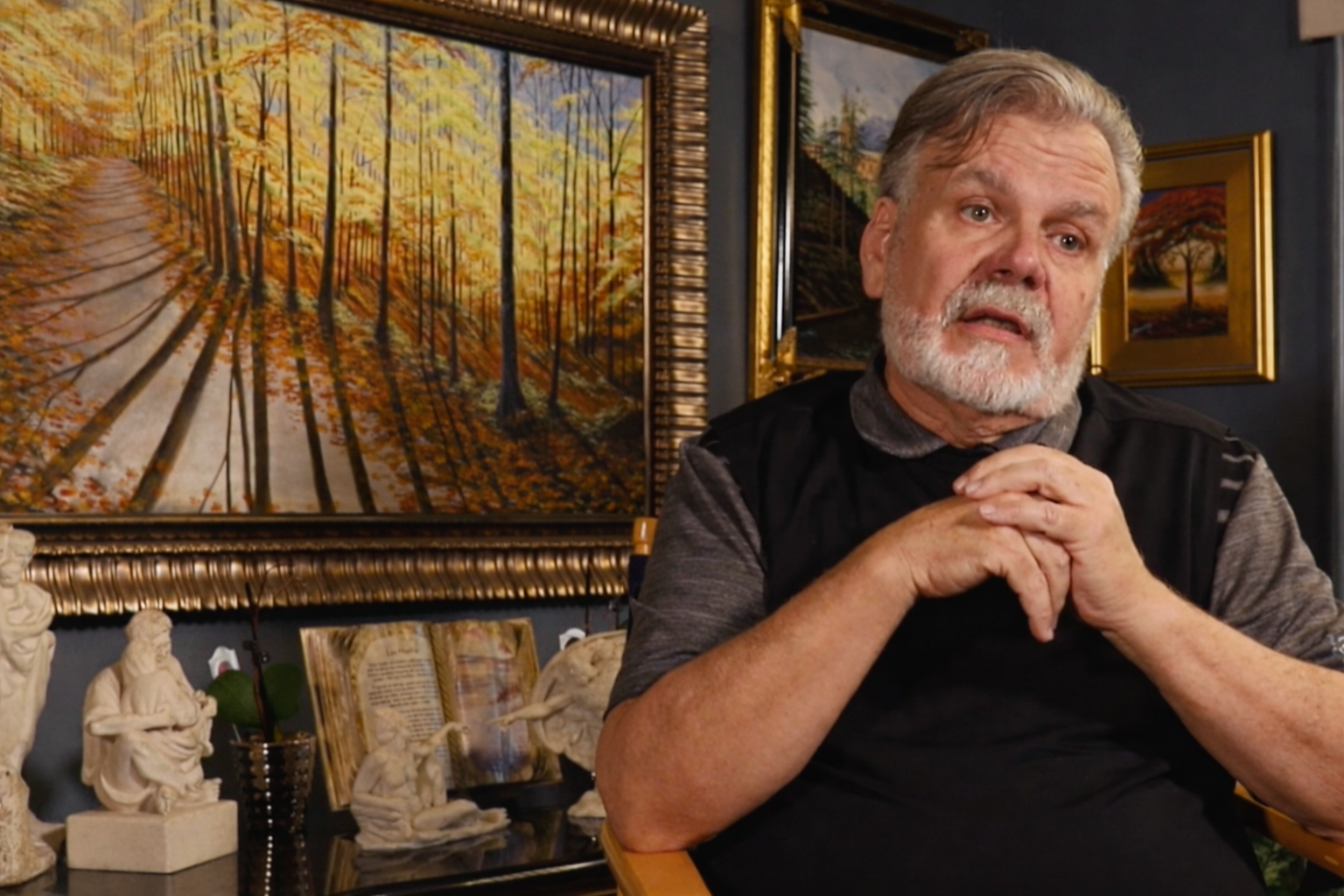 Artista dando una entrevista sobre arte abstracto