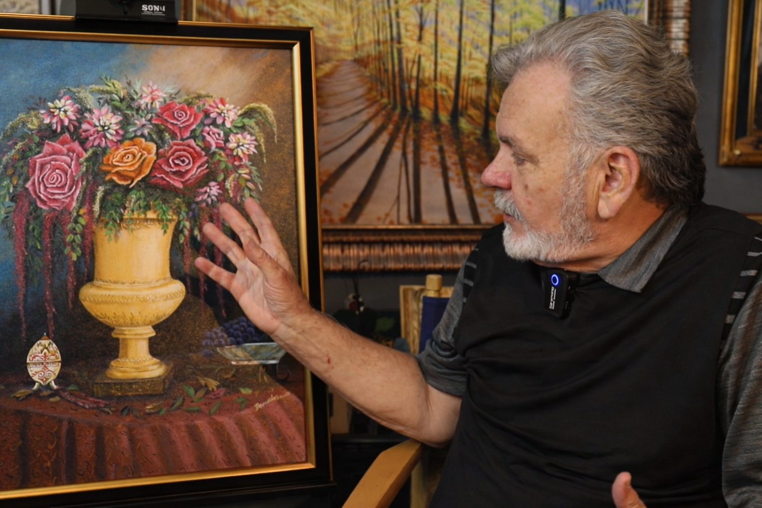 Artista dando una entrevista sobre arte abstracto