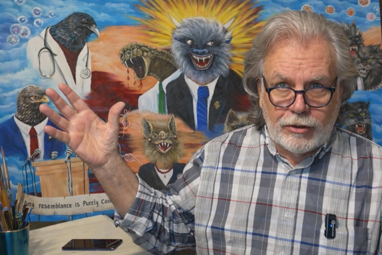 Artista dando una entrevista sobre arte abstracto