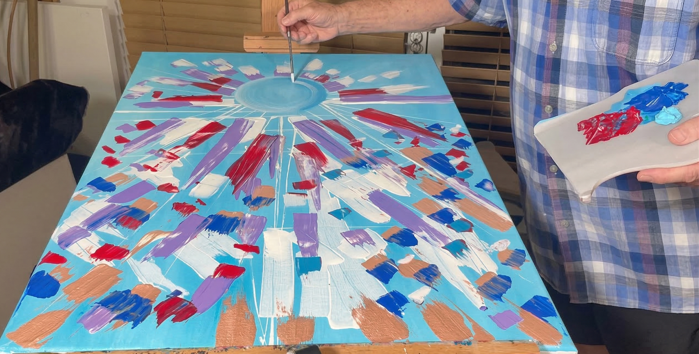 Artista dando una entrevista sobre arte abstracto